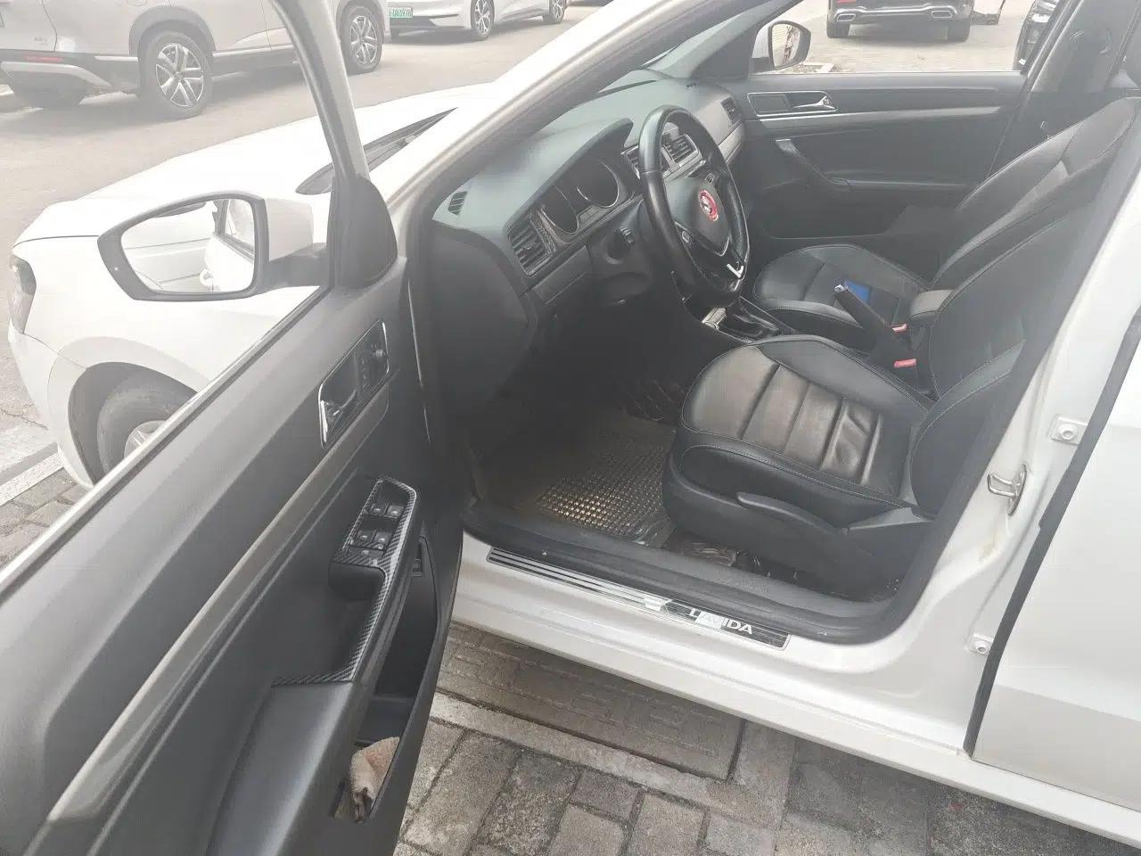 Volkswagen Lavida 2017 1.6L Automatic Comfort Edition — миниатюра 16