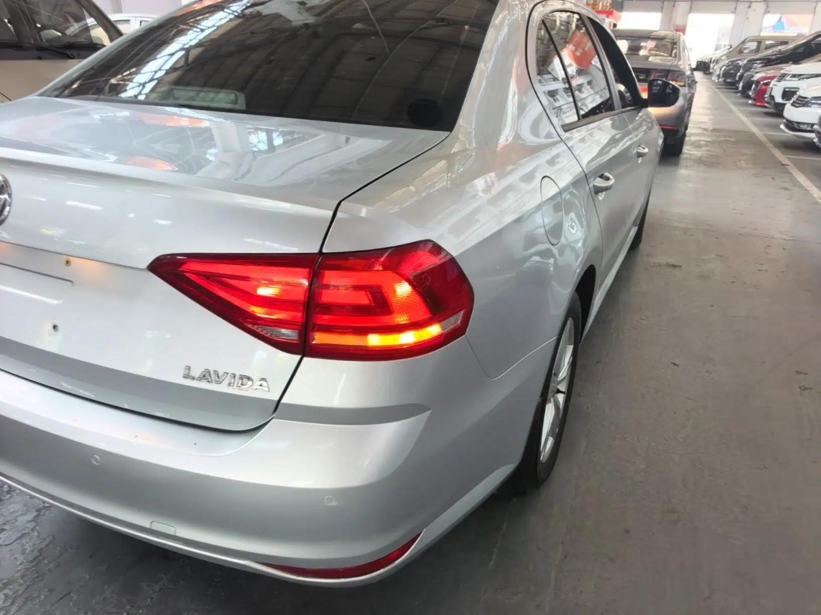 Volkswagen Lavida 2017 1.6L Automatic Fashion Edition — миниатюра 9