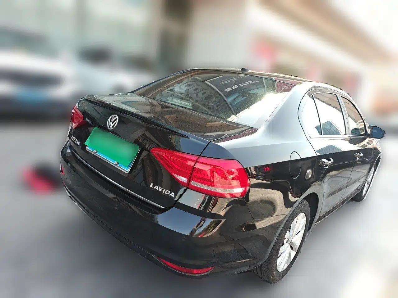 Volkswagen Lavida 2015 1.6L Automatic Comfort Edition — миниатюра 6