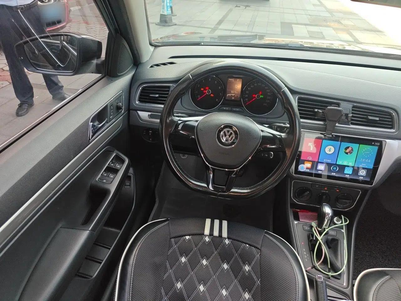 Volkswagen Lavida 2015 1.6L Automatic Comfort Edition — миниатюра 9