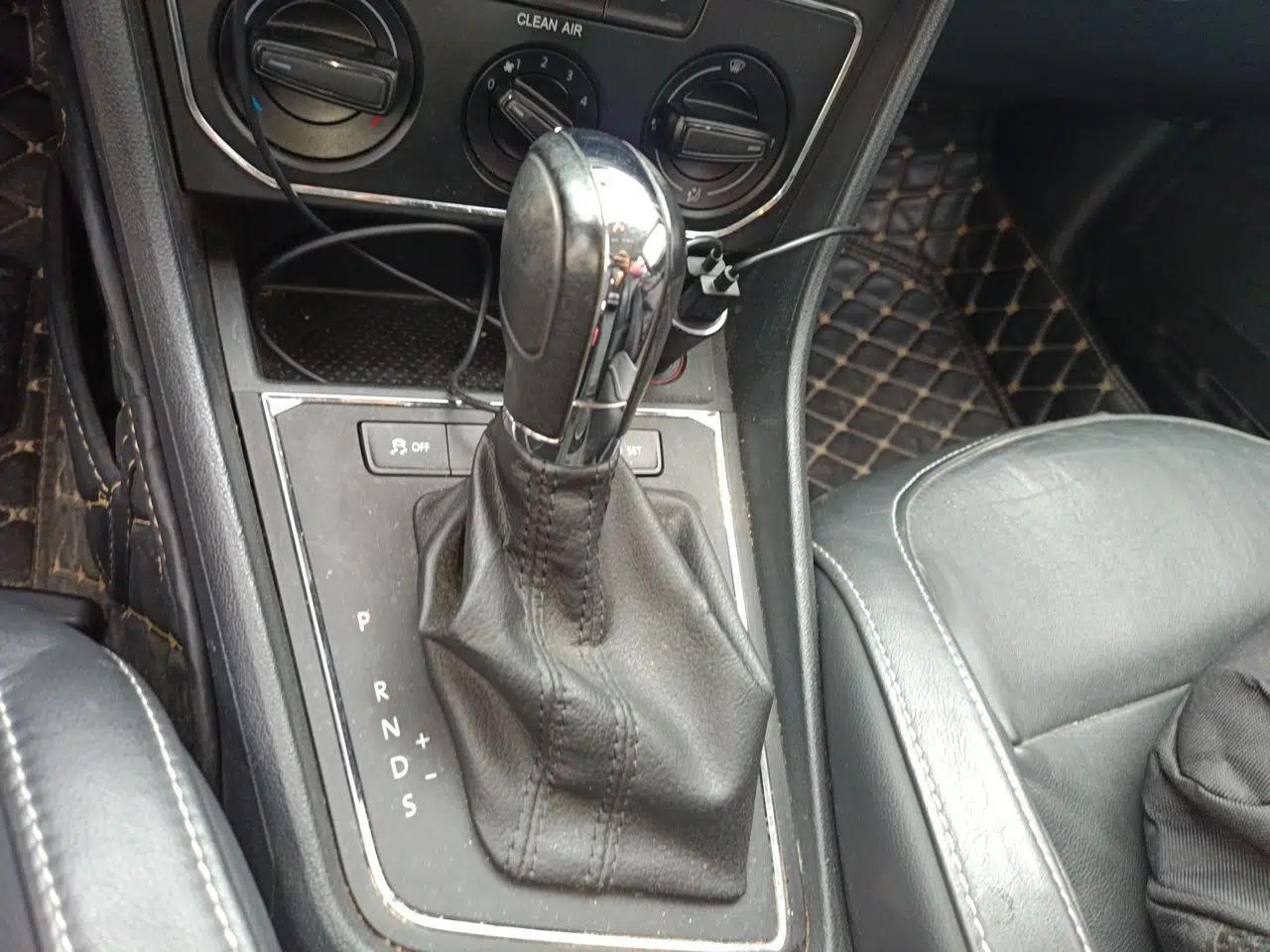 Volkswagen Lavida 2015 1.6L Automatic Comfort Edition — миниатюра 14