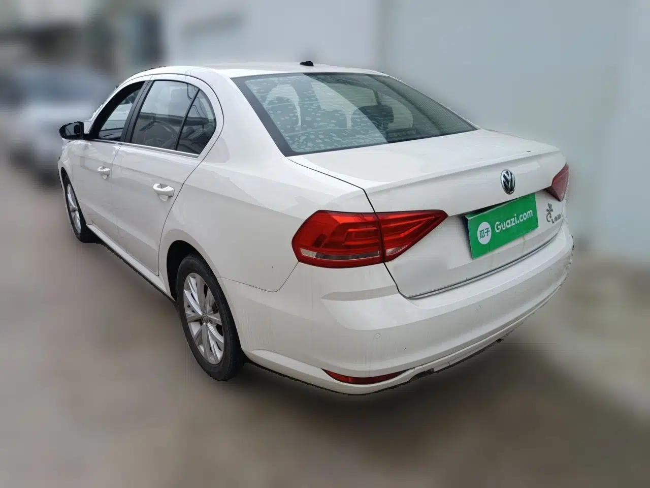 Volkswagen Lavida 2015 1.6L Automatic Comfort Edition — миниатюра 4