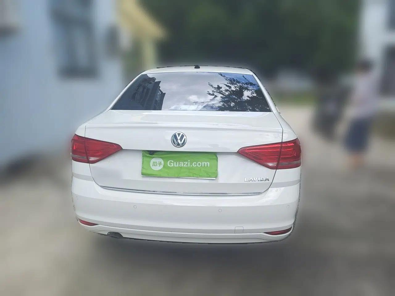 Volkswagen Lavida 2015 1.6L Manual Comfort Edition — миниатюра 5