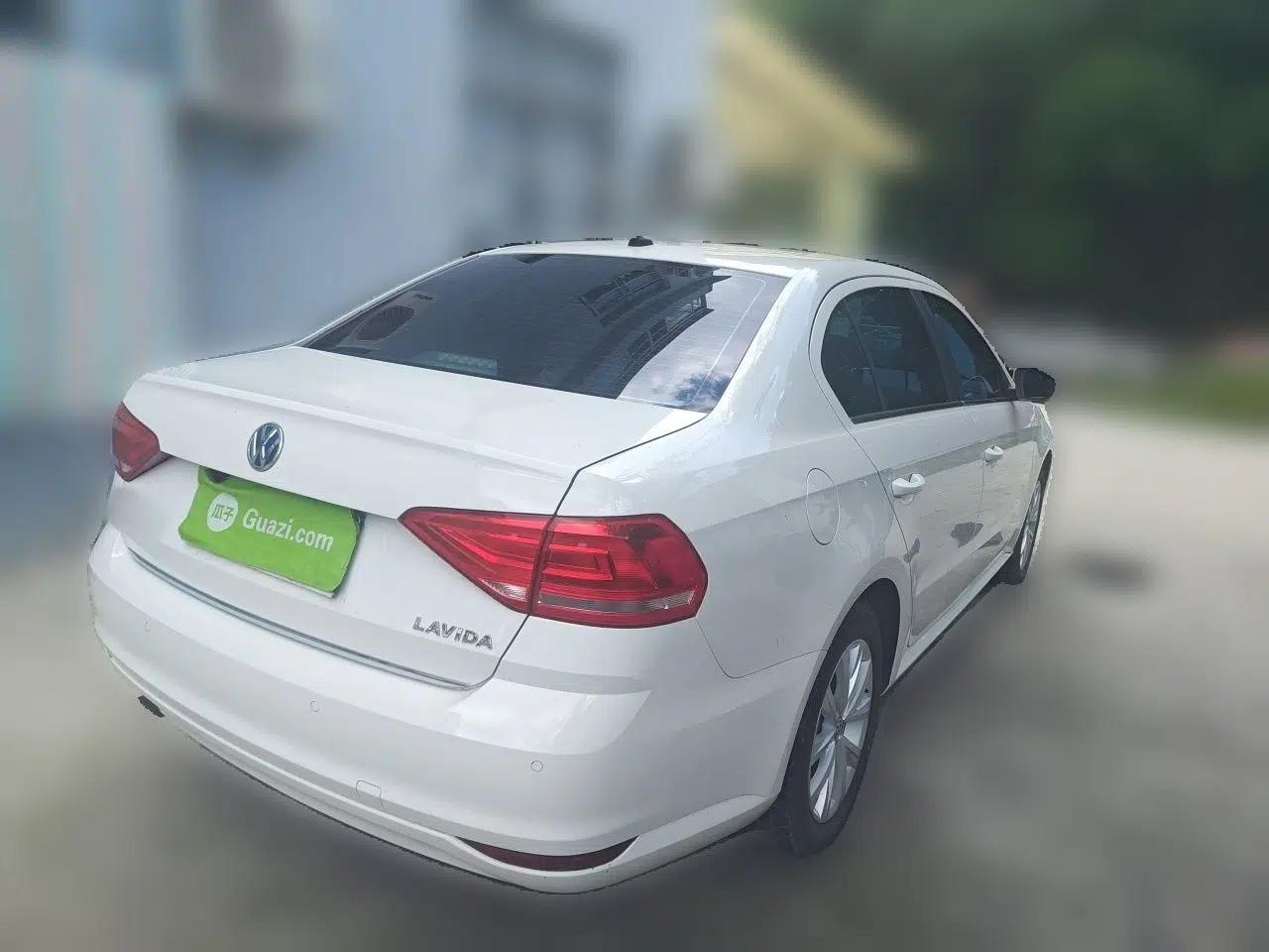 Volkswagen Lavida 2015 1.6L Manual Comfort Edition — миниатюра 6