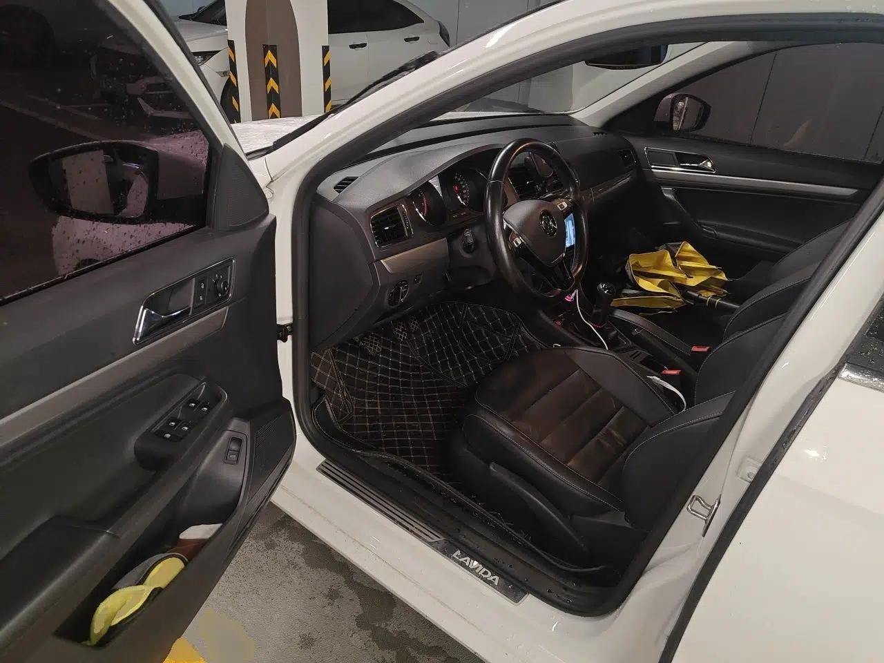 Volkswagen Lavida 2017 1.6L Manual Comfort Edition — миниатюра 16