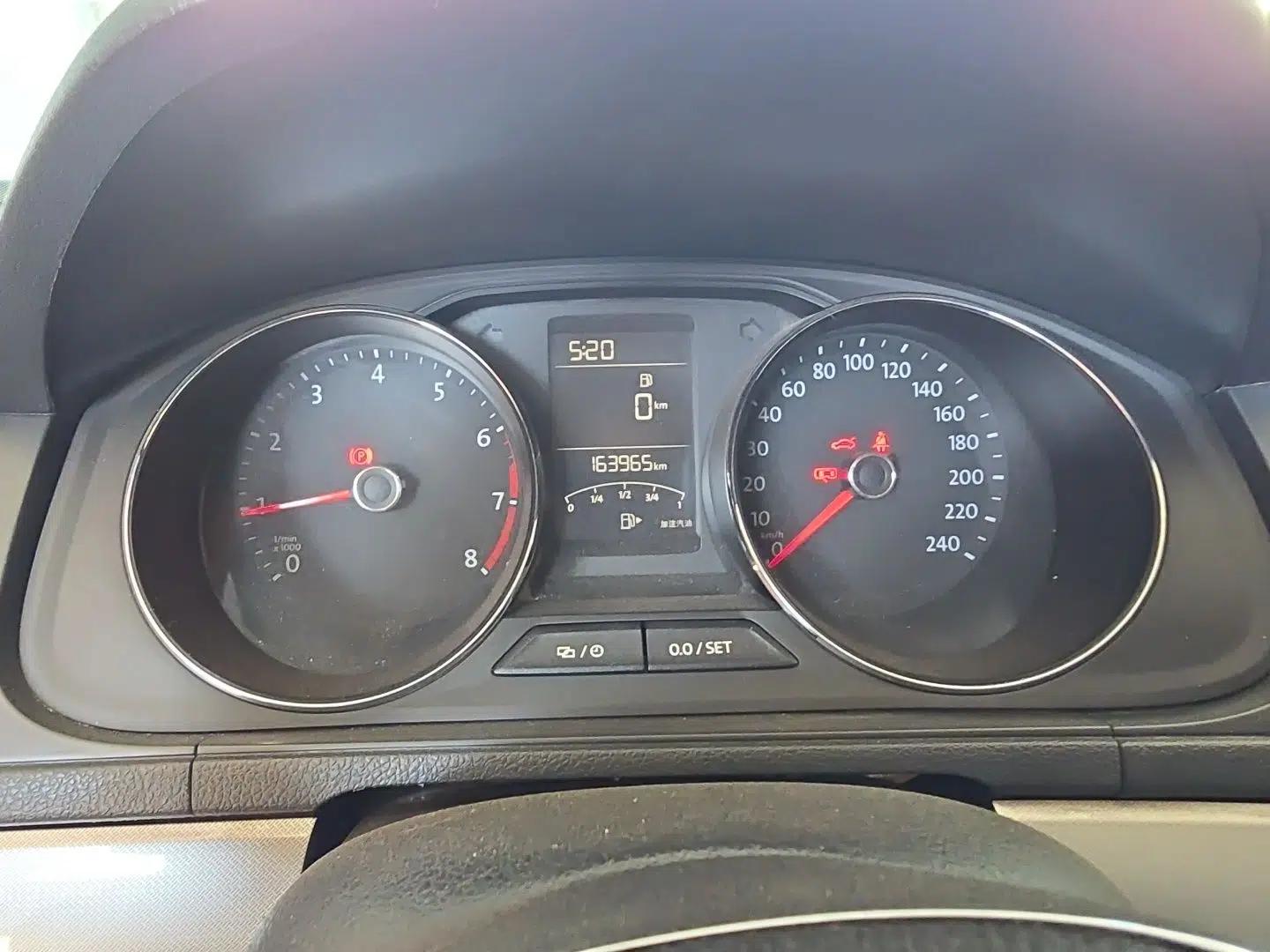 Volkswagen Lavida 2015 1.6L Manual Comfort Edition — миниатюра 11