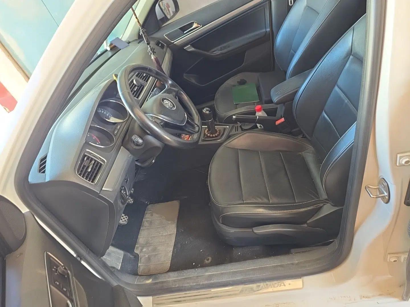 Volkswagen Lavida 2015 1.6L Manual Comfort Edition — миниатюра 15