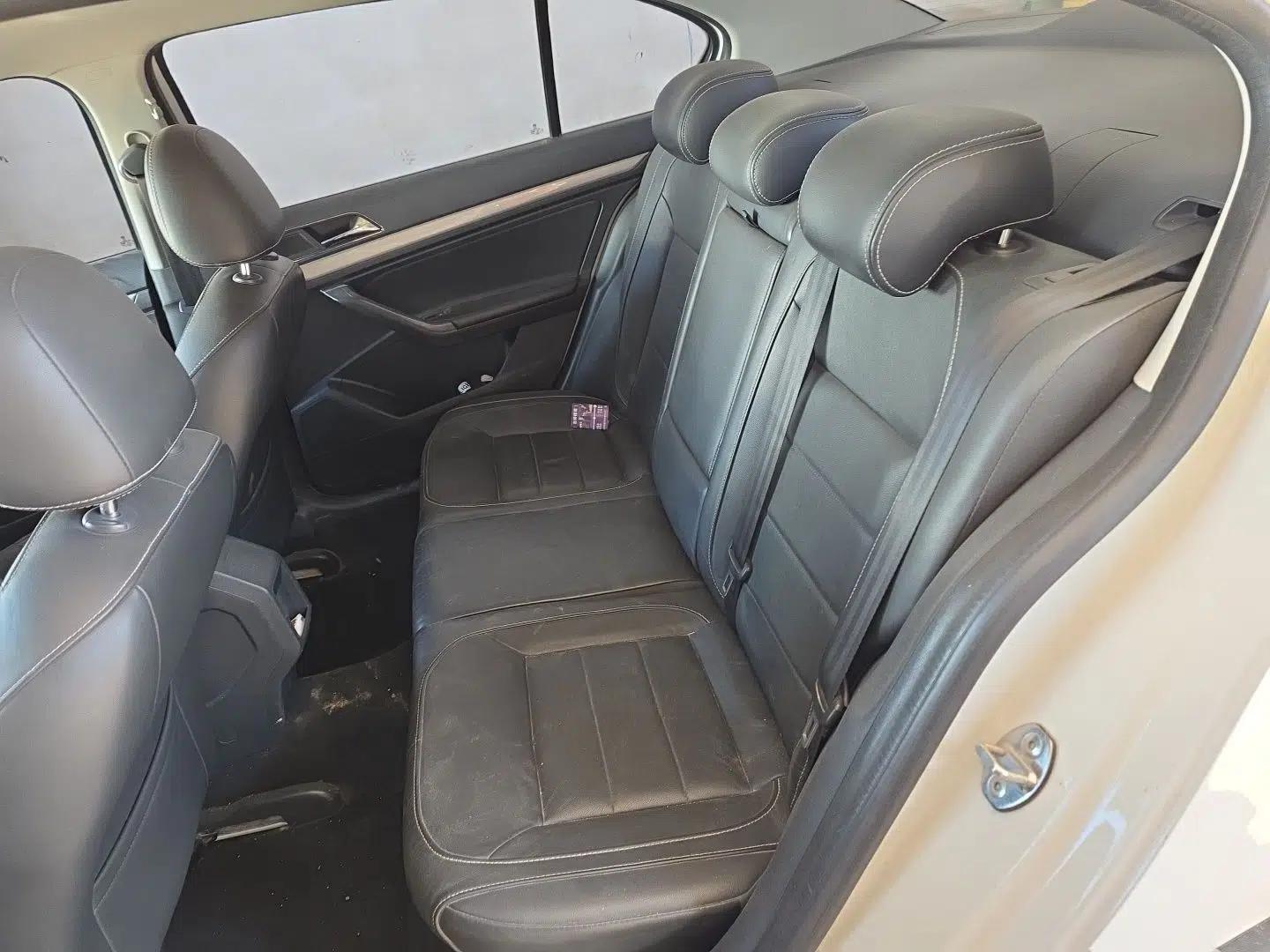 Volkswagen Lavida 2015 1.6L Manual Comfort Edition — миниатюра 17