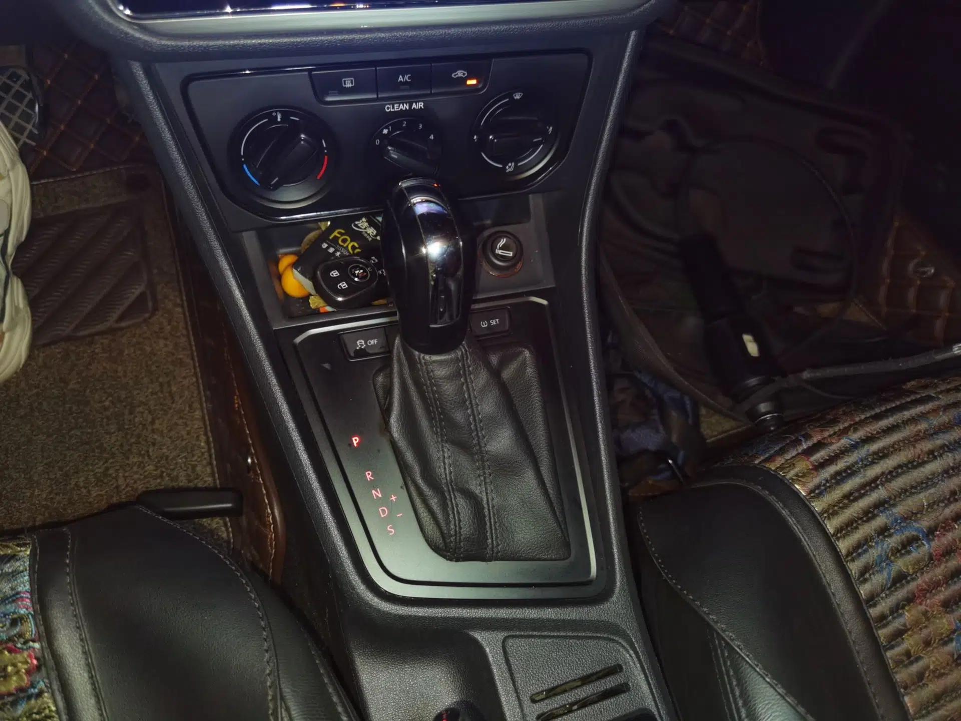 Volkswagen Lavida 2015 1.6L Automatic Fashion Edition — миниатюра 14