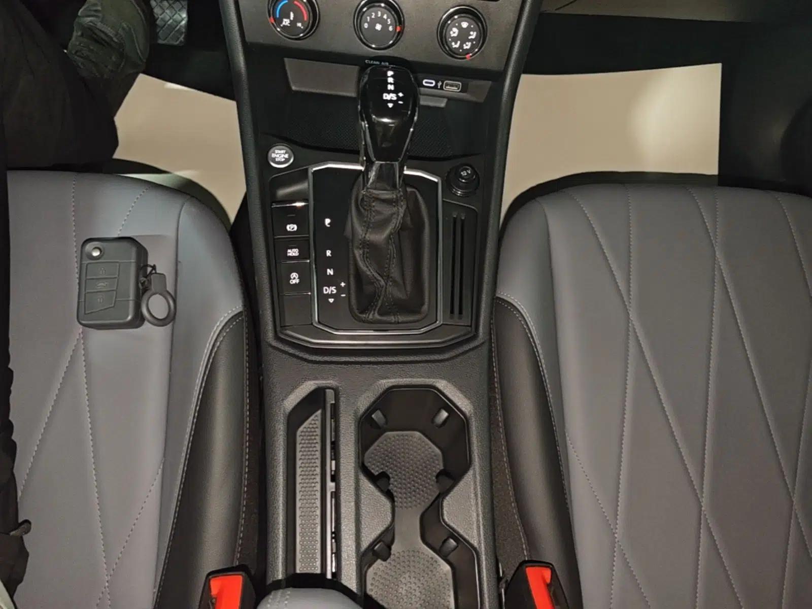 Volkswagen Lavida 2024 1.5L Automatic Starry Sky 5 Million Edition — миниатюра 23