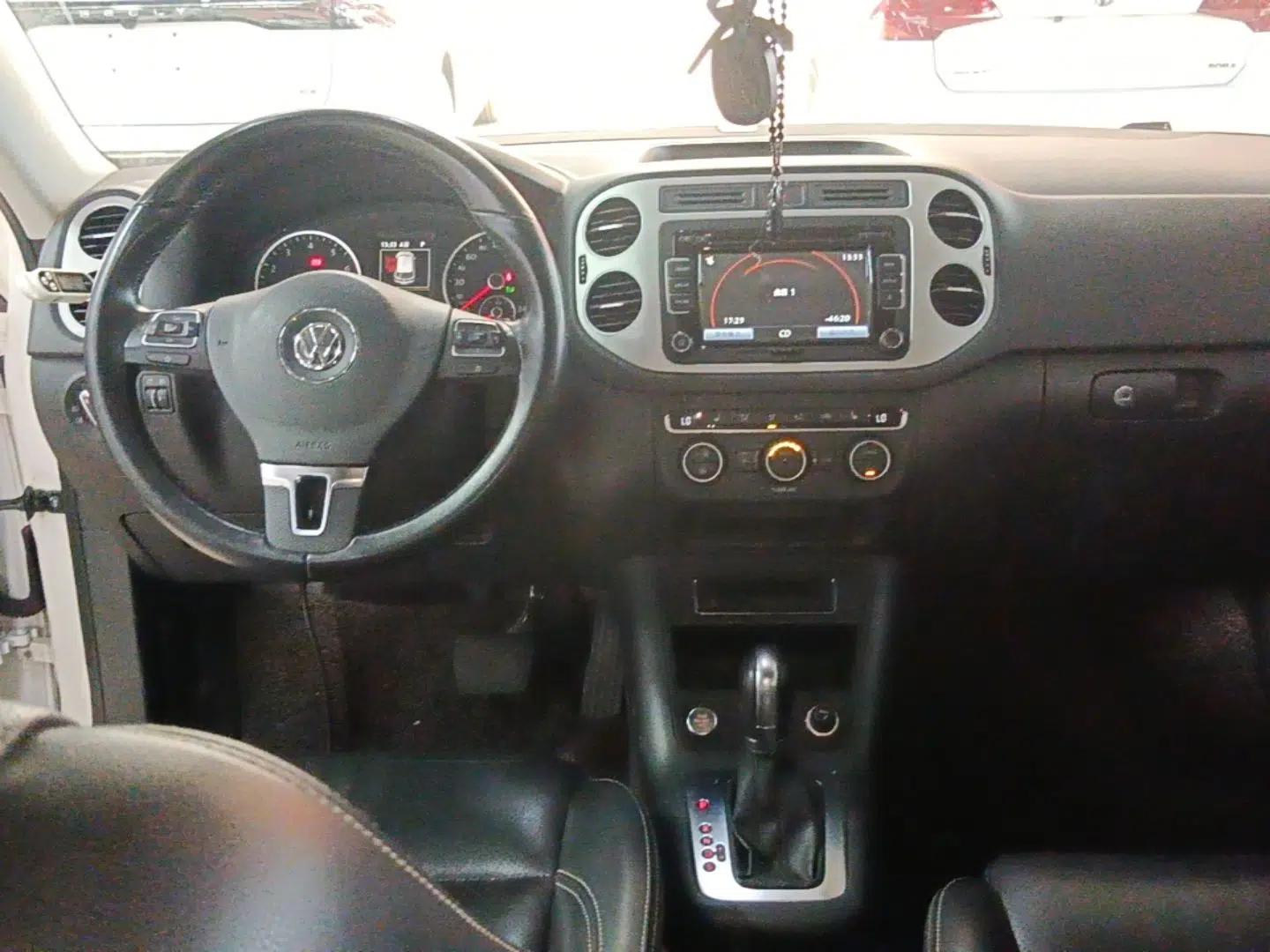 Volkswagen Tiguan 2015 1.8TSI Automatic Two-Wheel Drive Luxury Model — миниатюра 17