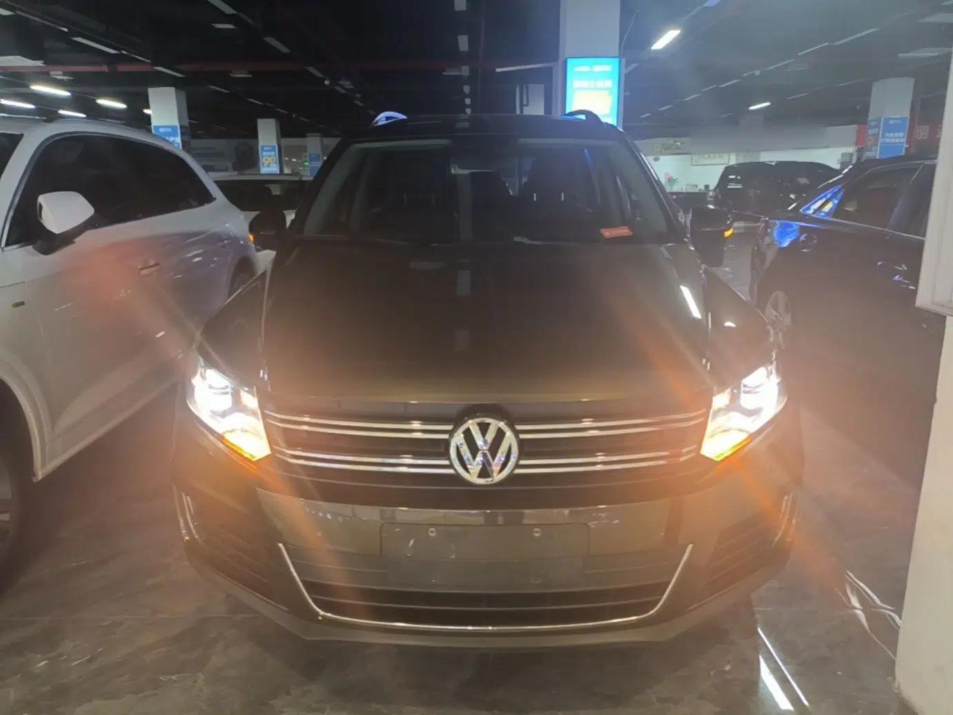 Volkswagen Tiguan 2015 1.8TSI Automatic Two-Wheel Drive Comfort Edition — миниатюра 2