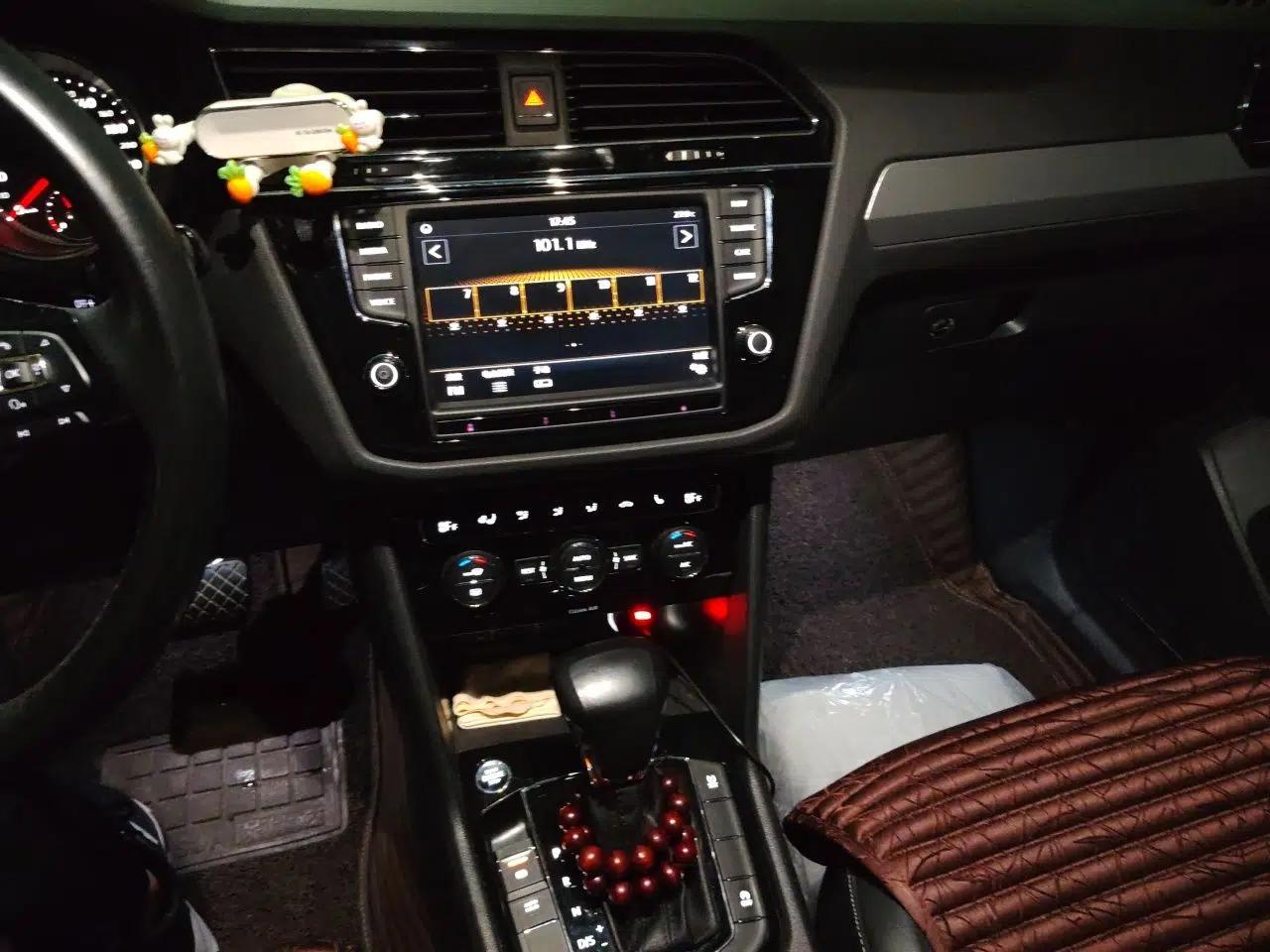 Volkswagen Tiguan L 2017 330TSI Automatic Two-Wheel Drive Luxury Edition — миниатюра 13