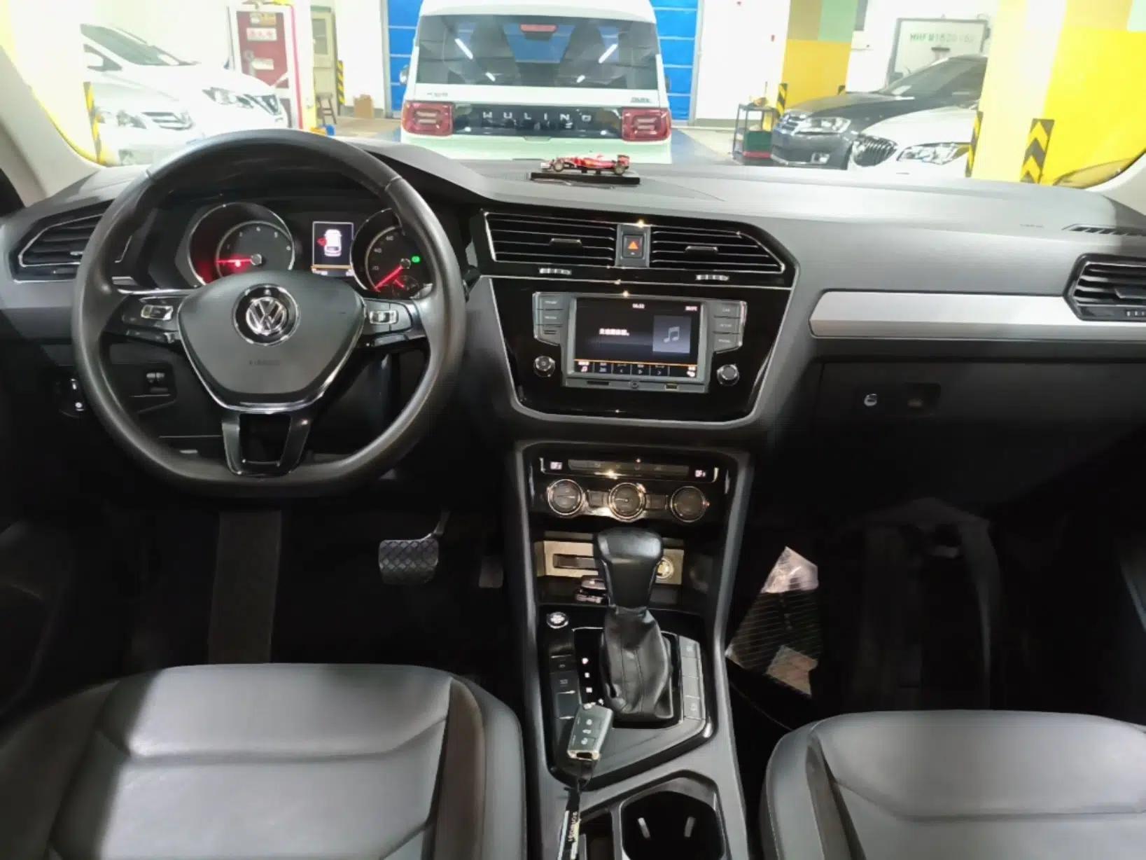 Volkswagen Tiguan L 2017 330TSI Automatic Two-Wheel Drive Comfort Edition — миниатюра 12