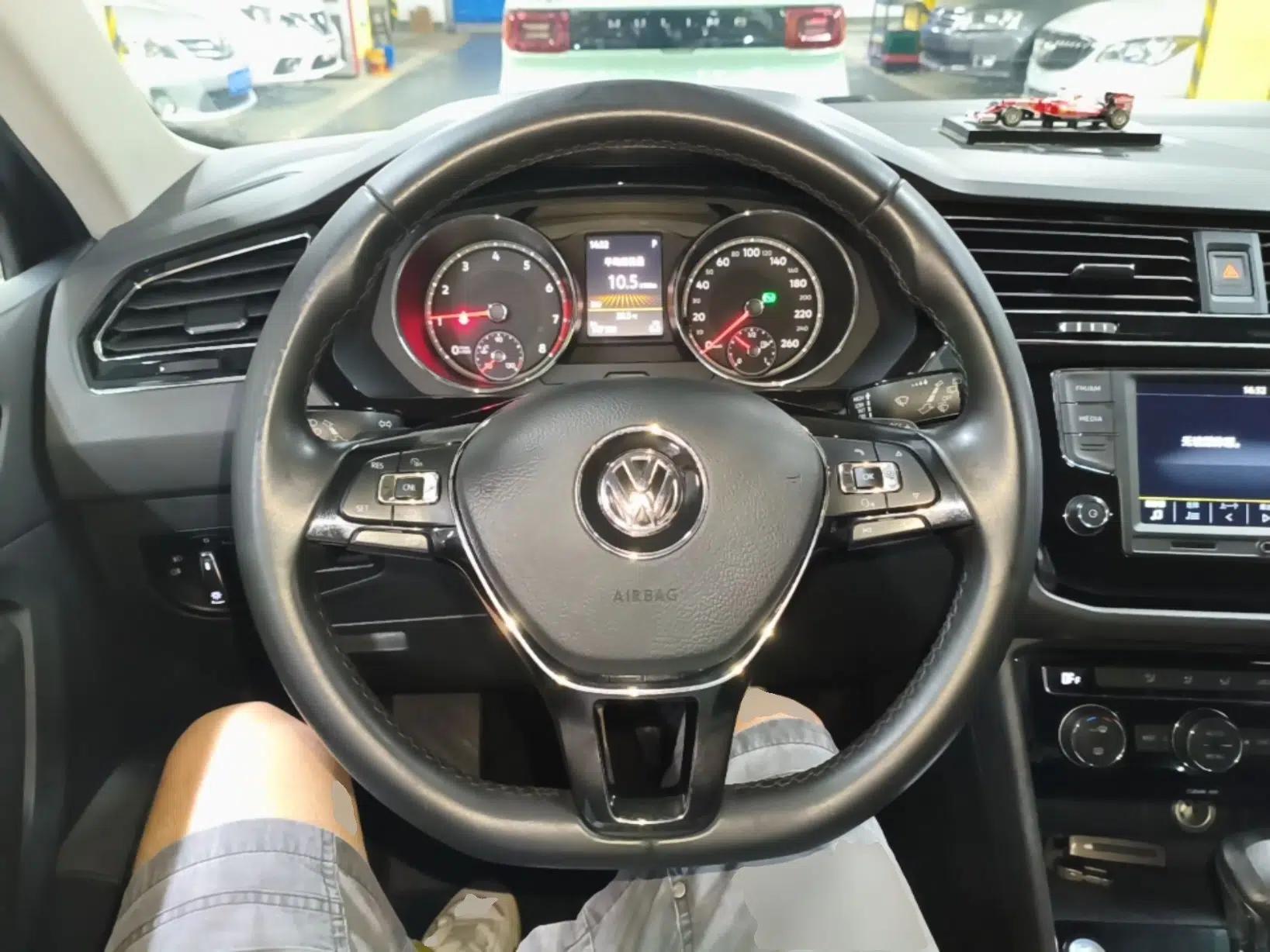 Volkswagen Tiguan L 2017 330TSI Automatic Two-Wheel Drive Comfort Edition — миниатюра 13