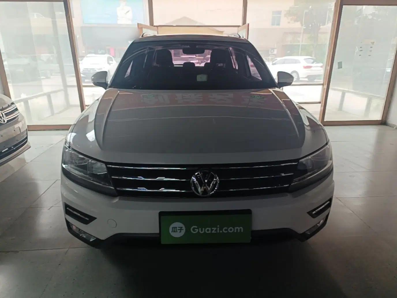 Volkswagen Tiguan L 2017 330TSI Automatic Two-Wheel Drive Luxury Edition — миниатюра 2