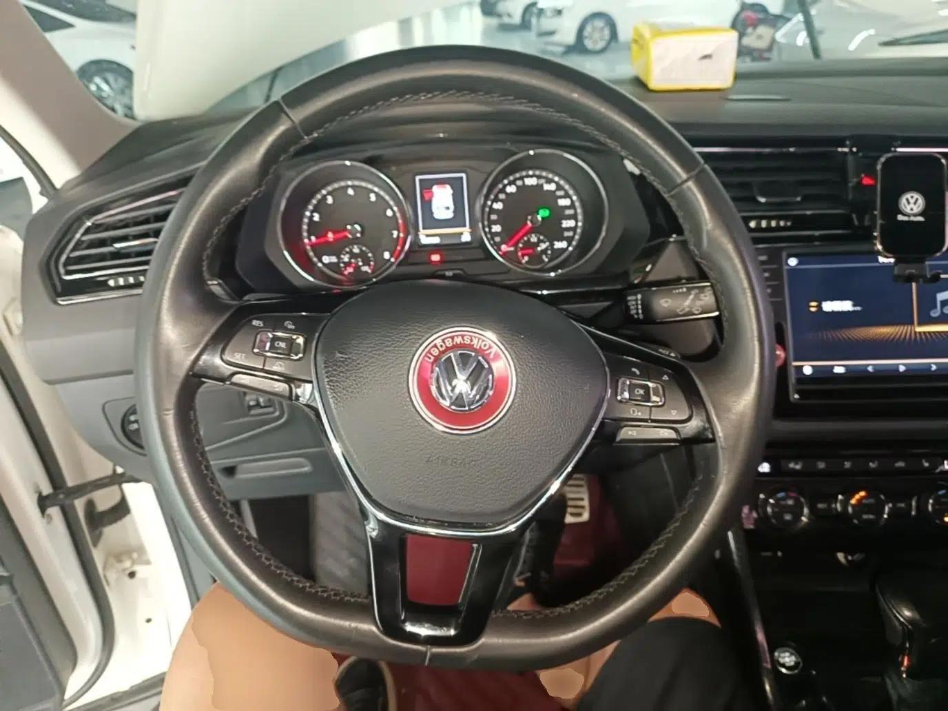 Volkswagen Tiguan L 2017 330TSI Automatic Two-Wheel Drive Luxury Edition — миниатюра 13