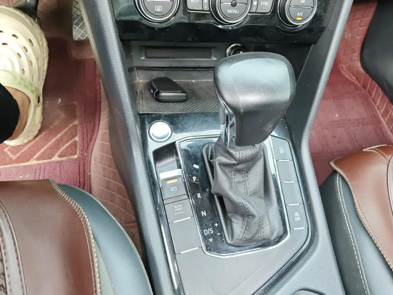 Volkswagen Tiguan L 2019 330TSI Automatic Two-Wheel Drive Panoramic Comfort Edition China VI Standard — миниатюра 14
