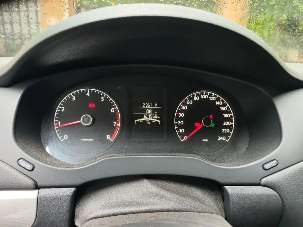 Volkswagen Sagitar 2012 1.6L Automatic Comfort Edition — миниатюра 11