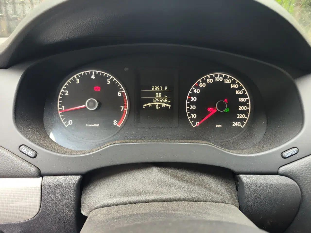 Volkswagen Sagitar 2012 1.6L Automatic Comfort Edition — миниатюра 12
