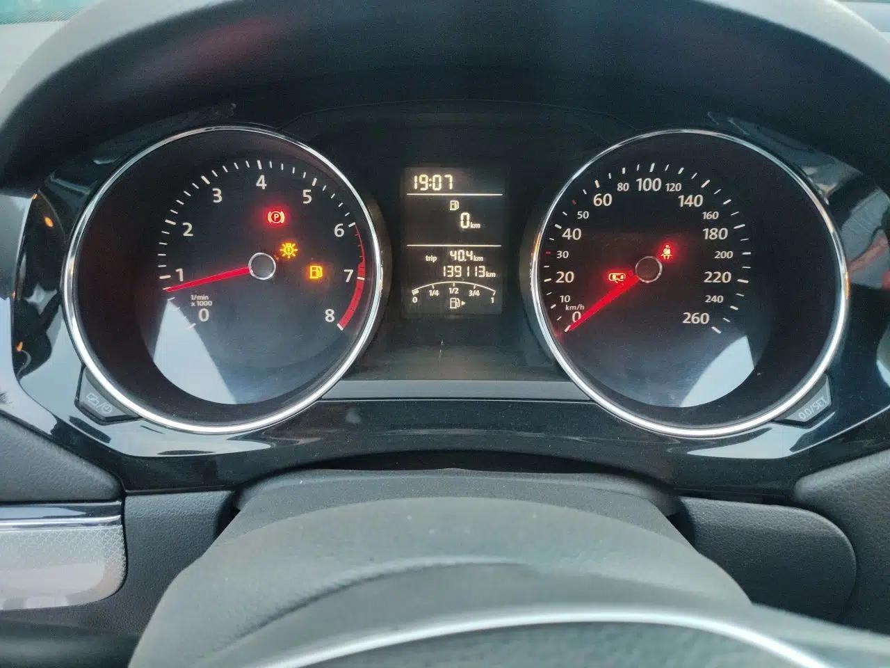 Volkswagen Sagitar 2015 1.6L Manual Comfort Model — миниатюра 11