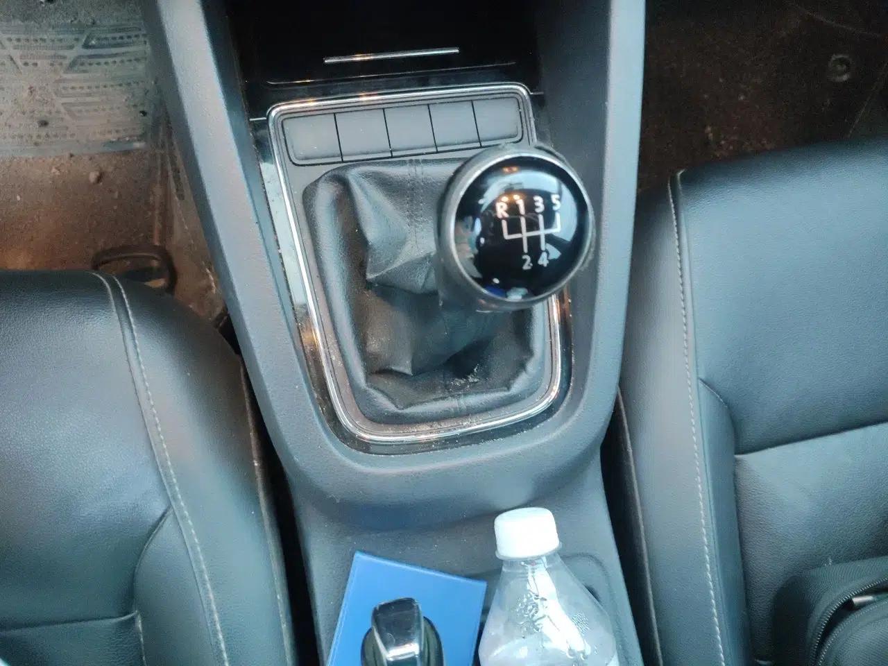 Volkswagen Sagitar 2015 1.6L Manual Comfort Model — миниатюра 14
