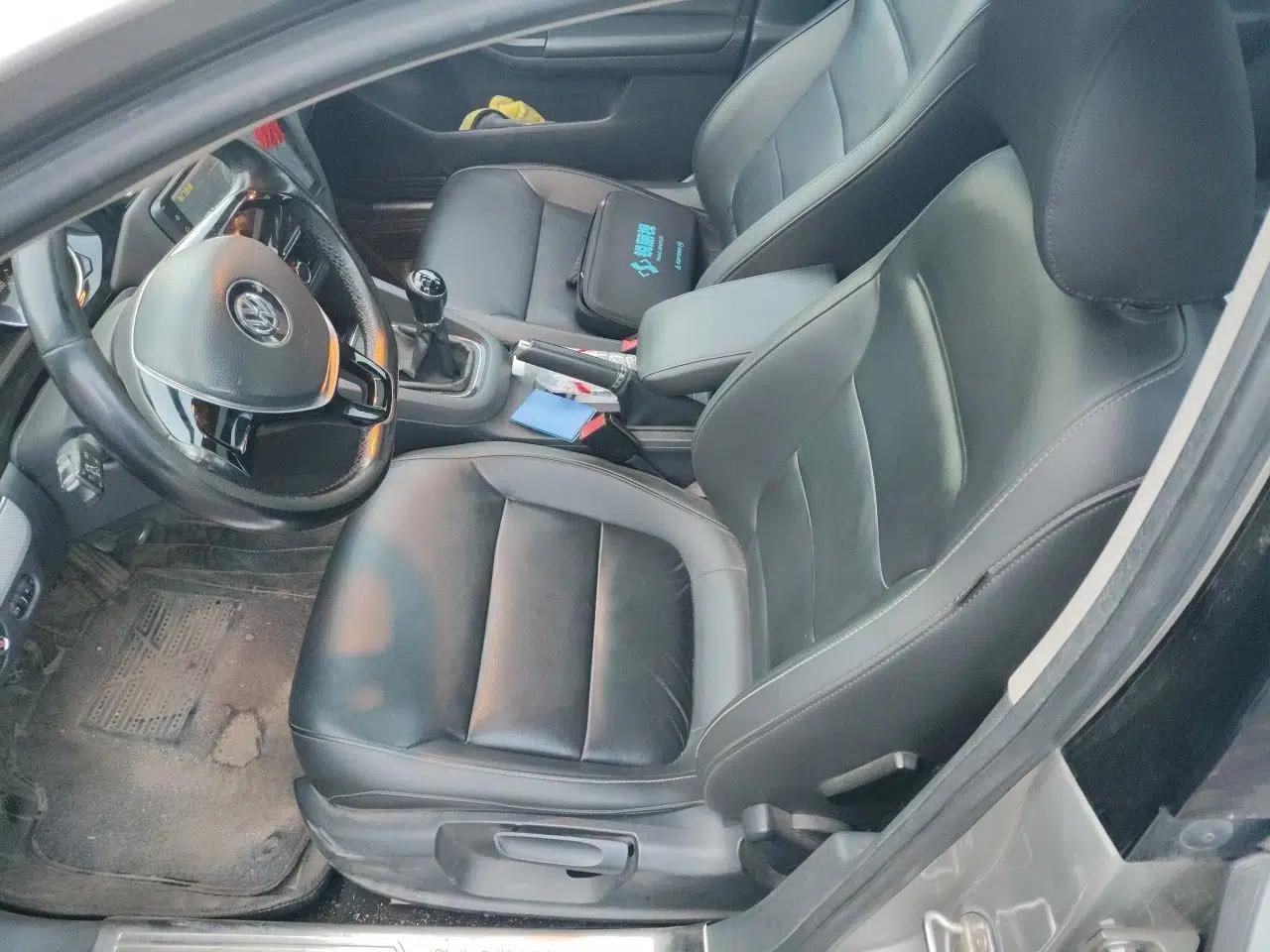 Volkswagen Sagitar 2015 1.6L Manual Comfort Model — миниатюра 15