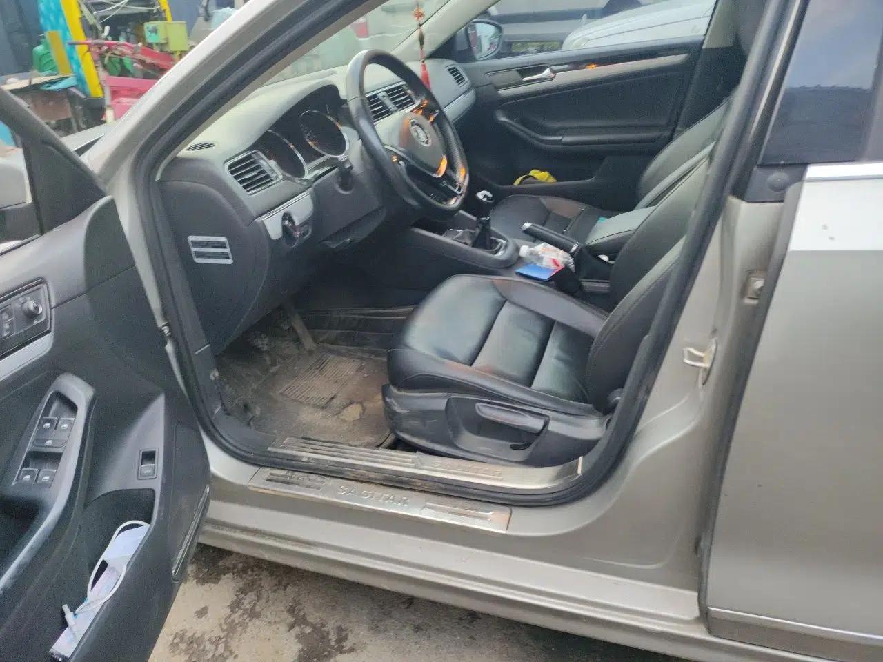 Volkswagen Sagitar 2015 1.6L Manual Comfort Model — миниатюра 16