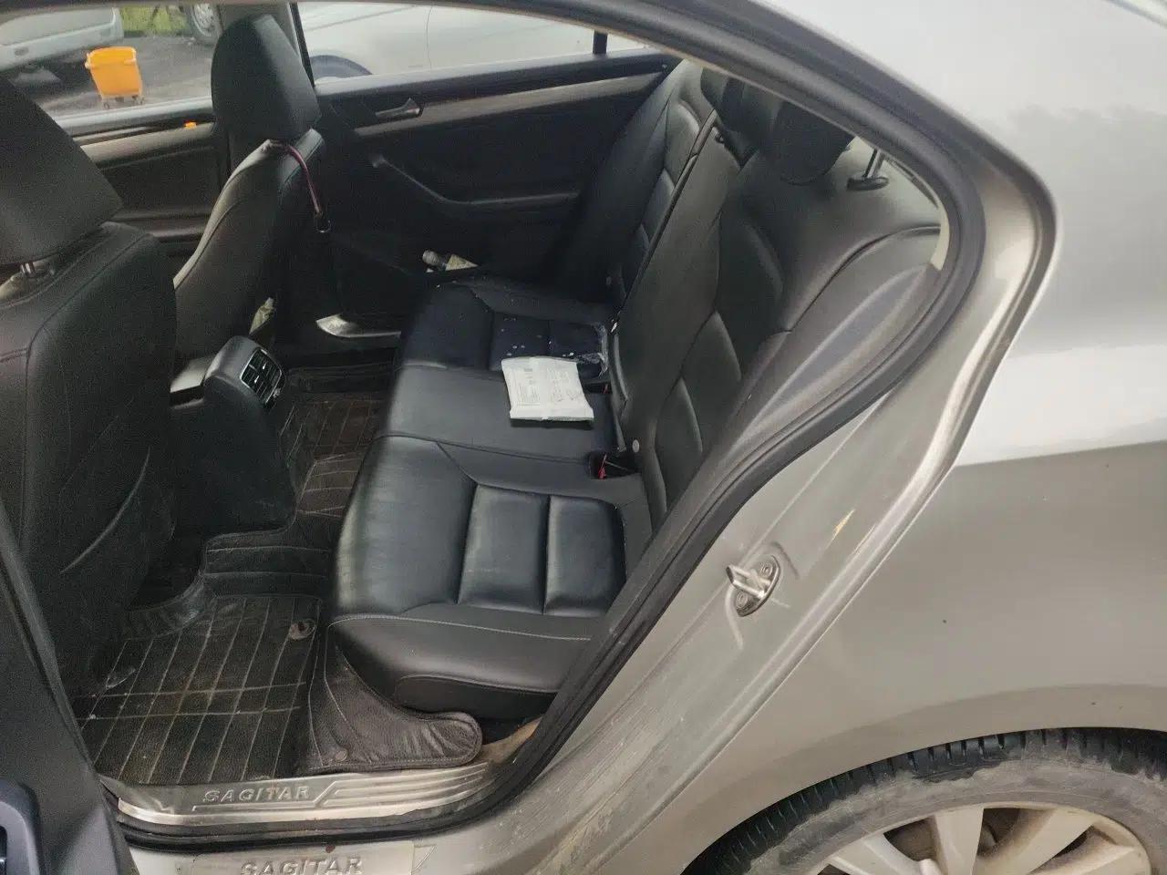 Volkswagen Sagitar 2015 1.6L Manual Comfort Model — миниатюра 17