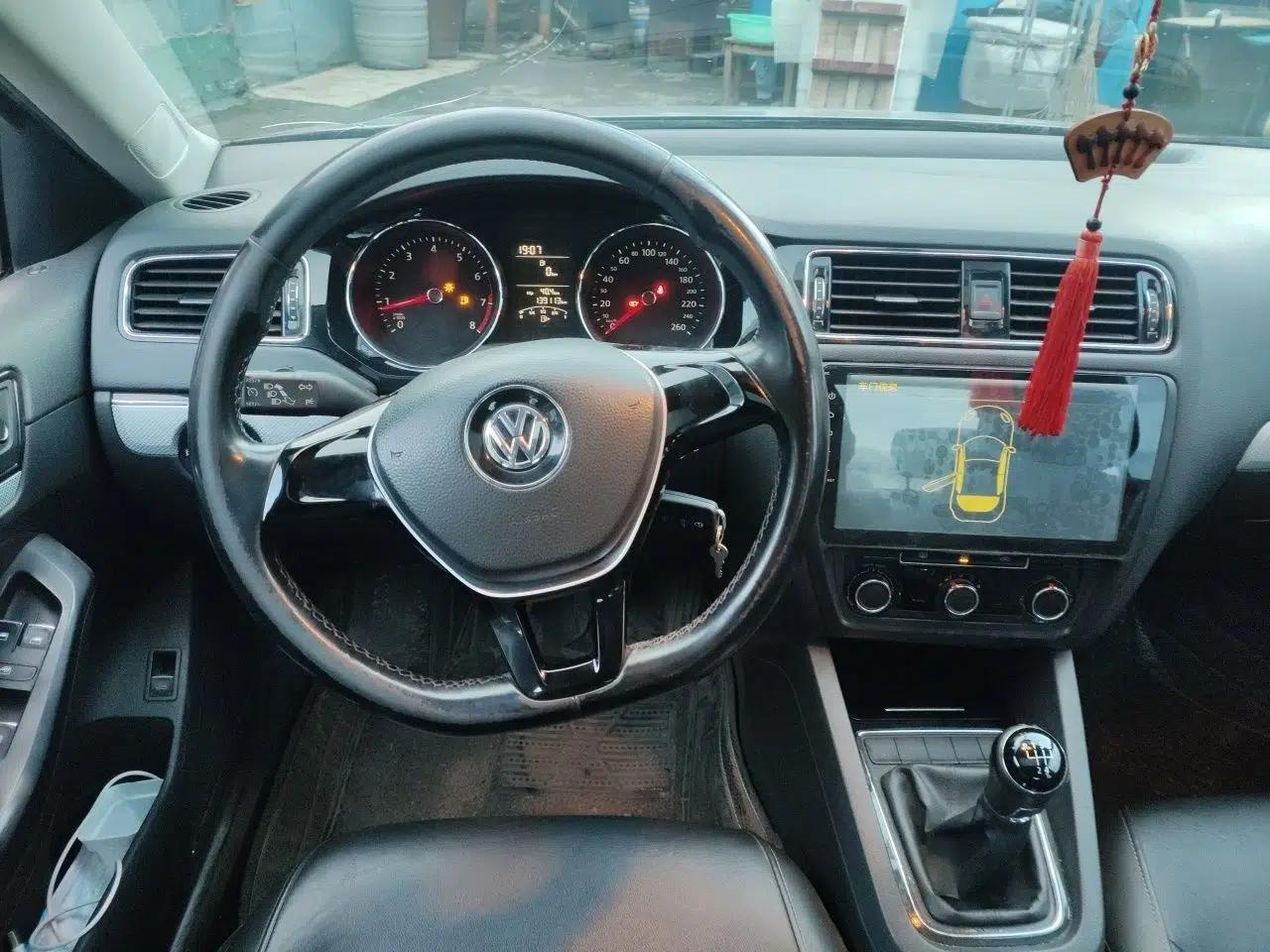 Volkswagen Sagitar 2015 1.6L Manual Comfort Model — миниатюра 10