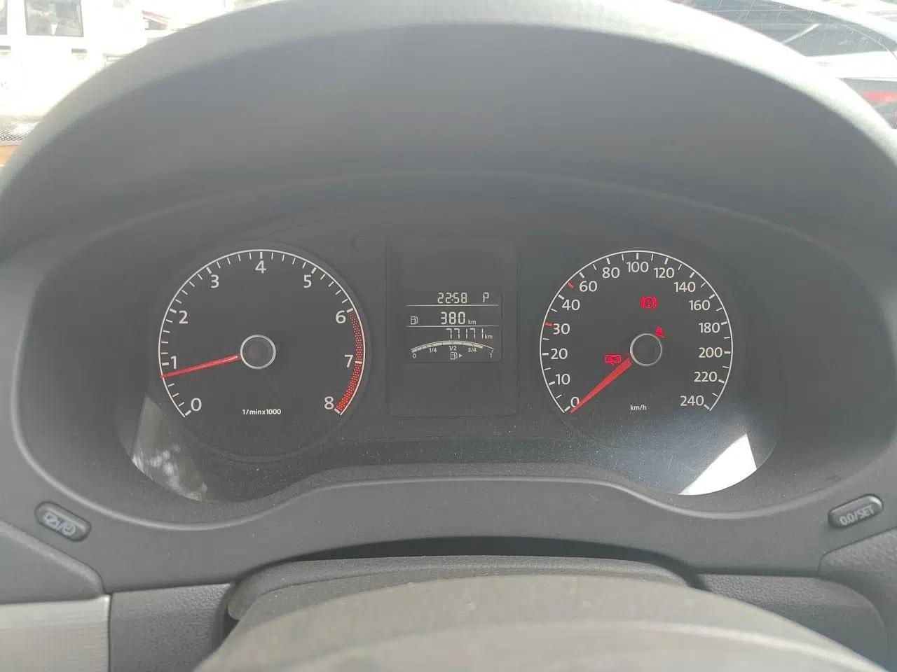 Volkswagen Sagitar 2012 1.6L Automatic Comfort Edition — миниатюра 11