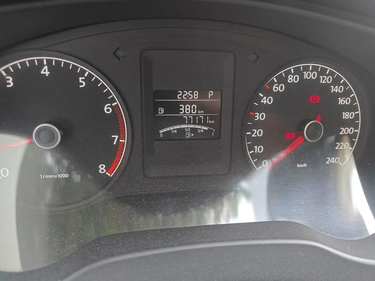 Volkswagen Sagitar 2012 1.6L Automatic Comfort Edition — миниатюра 12