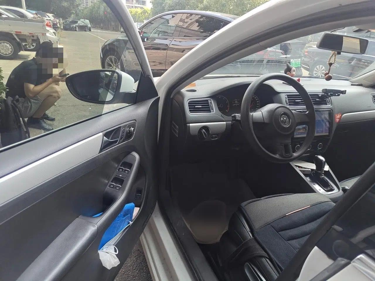 Volkswagen Sagitar 2012 1.6L Automatic Comfort Edition — миниатюра 16