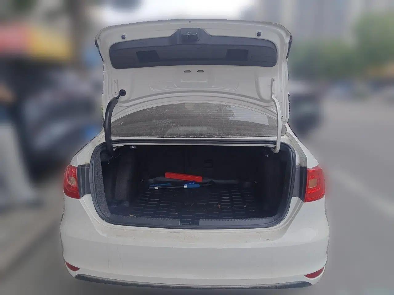 Volkswagen Sagitar 2012 1.6L Automatic Comfort Edition — миниатюра 19