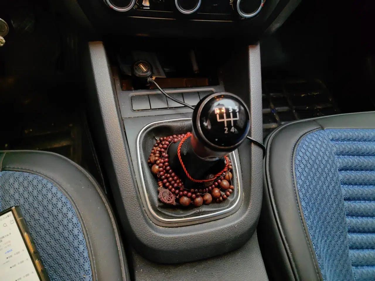Volkswagen Sagitar 2012 1.6L Manual Comfort Model — миниатюра 14