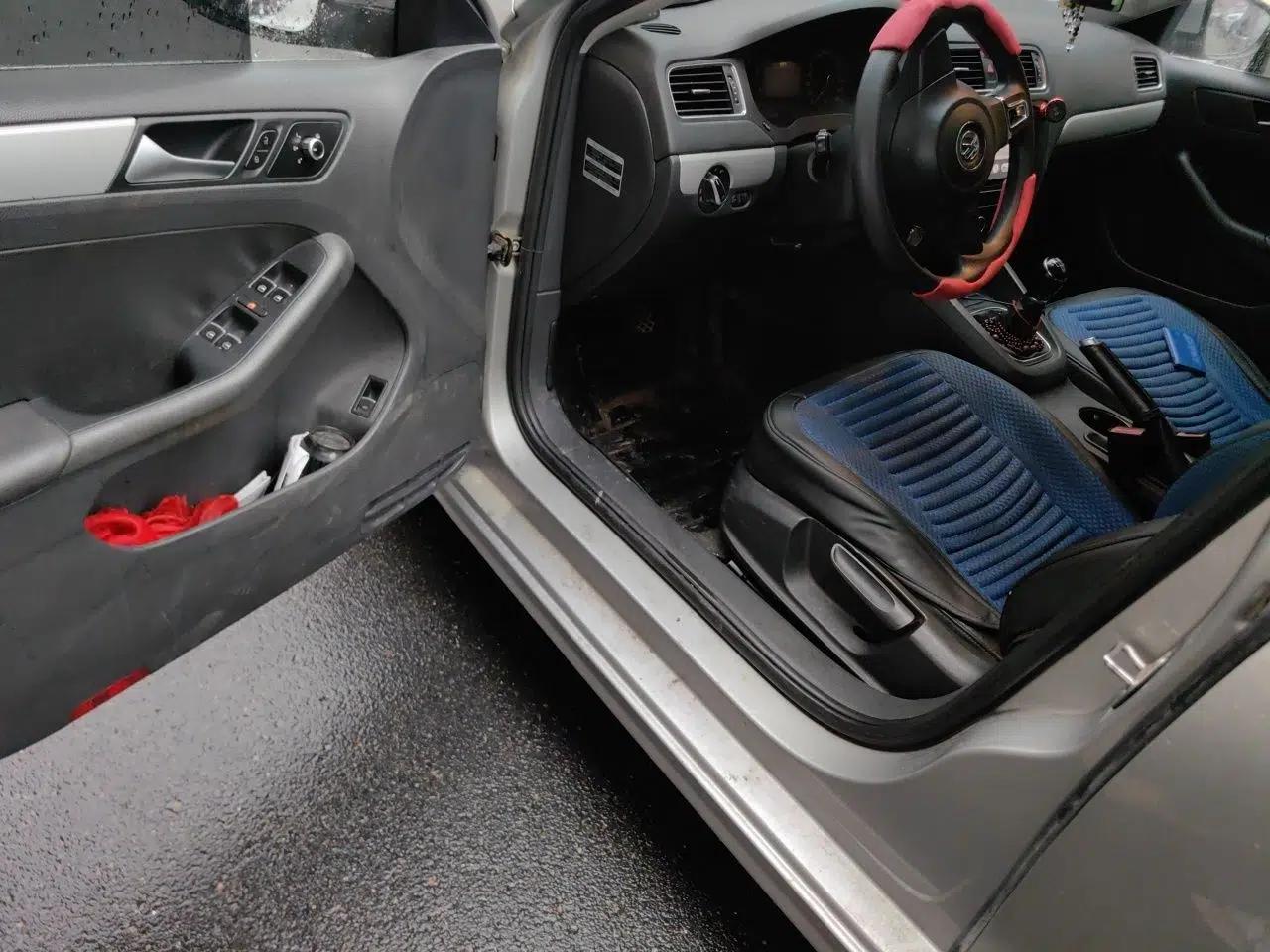 Volkswagen Sagitar 2012 1.6L Manual Comfort Model — миниатюра 16