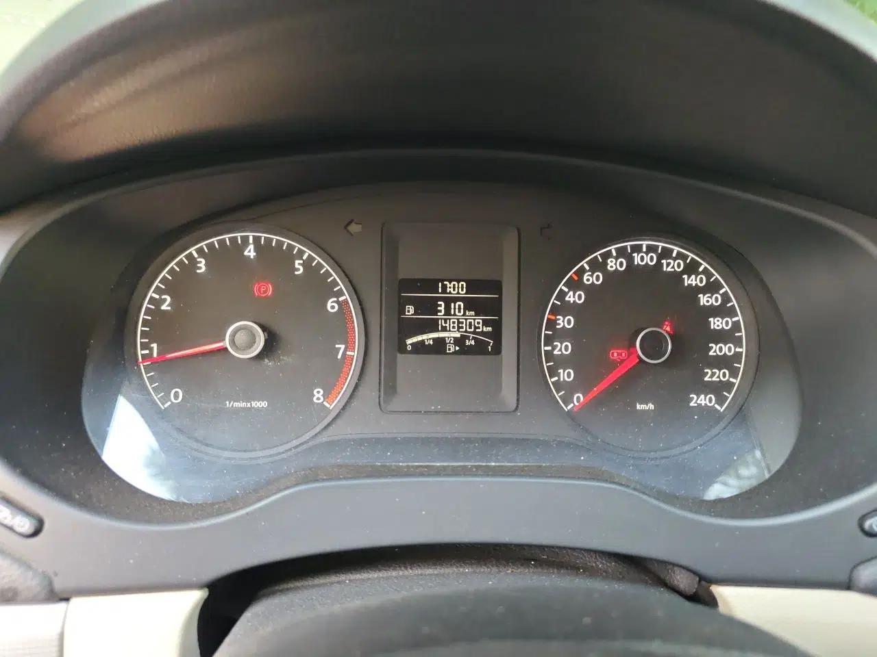 Volkswagen Sagitar 2014 1.6L Manual Comfort Model — миниатюра 11