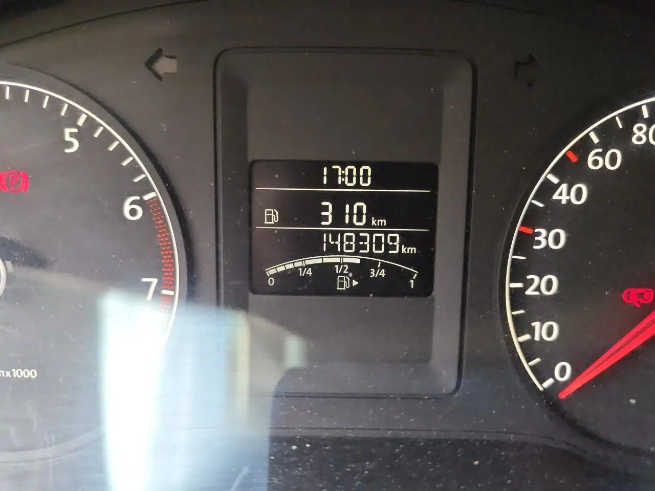 Volkswagen Sagitar 2014 1.6L Manual Comfort Model — миниатюра 12