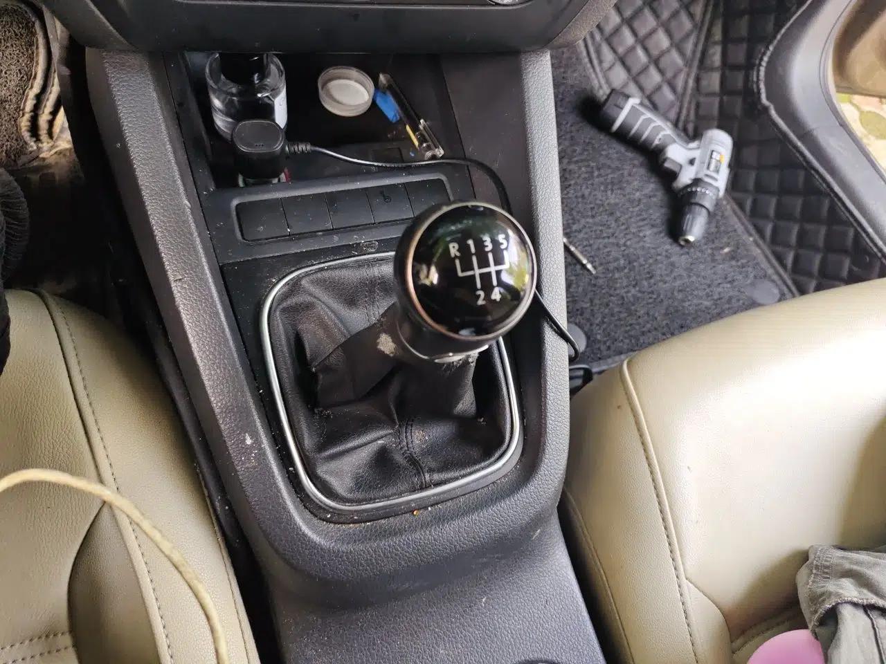 Volkswagen Sagitar 2014 1.6L Manual Comfort Model — миниатюра 14