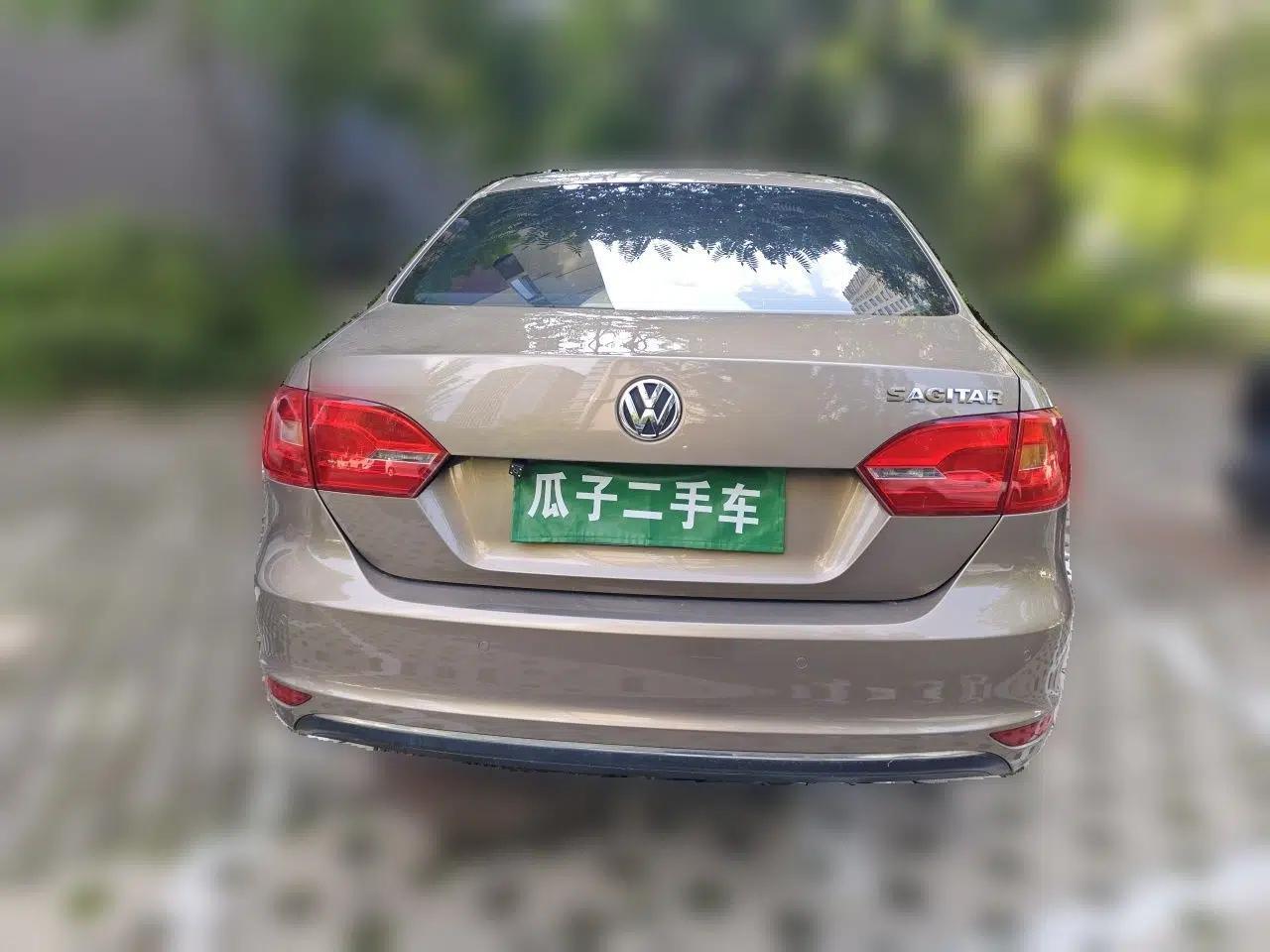 Volkswagen Sagitar 2014 1.6L Manual Comfort Model — миниатюра 5