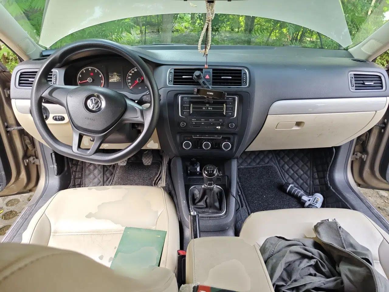 Volkswagen Sagitar 2014 1.6L Manual Comfort Model — миниатюра 9