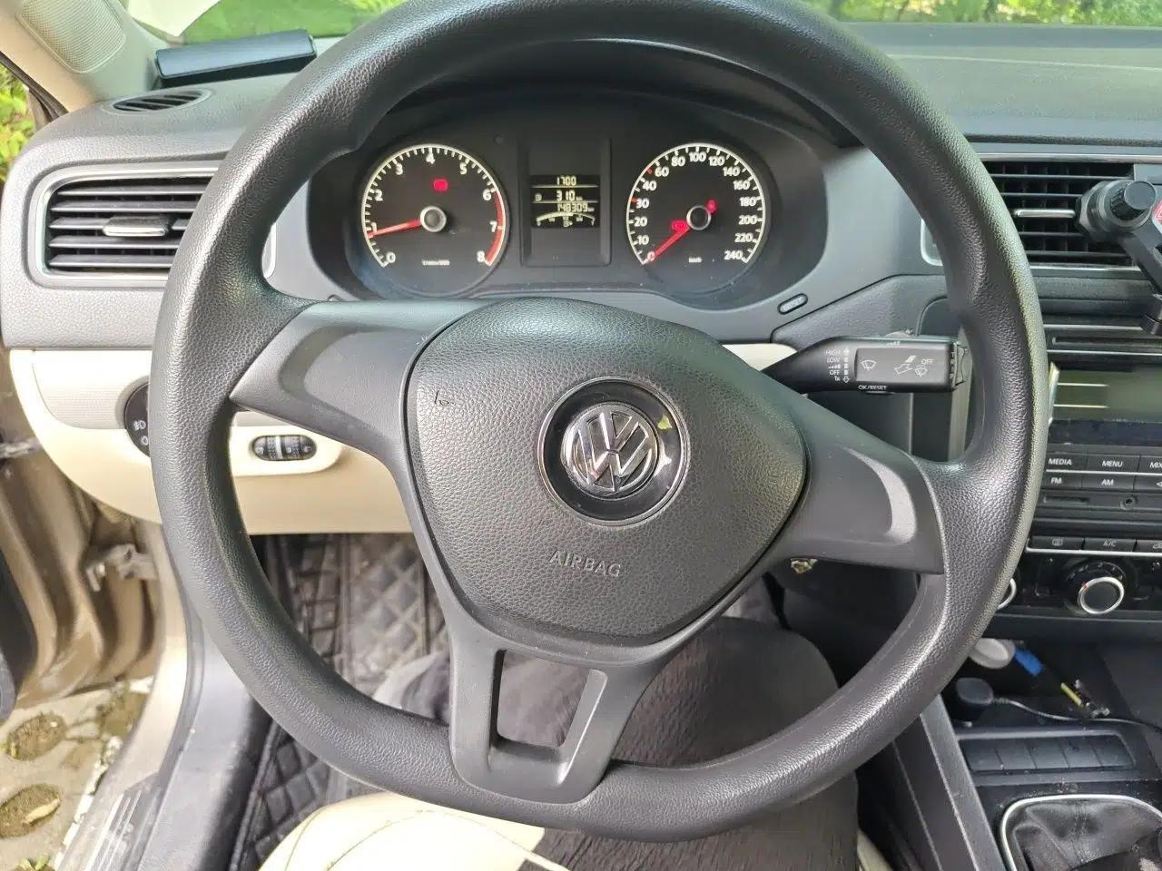 Volkswagen Sagitar 2014 1.6L Manual Comfort Model — миниатюра 10