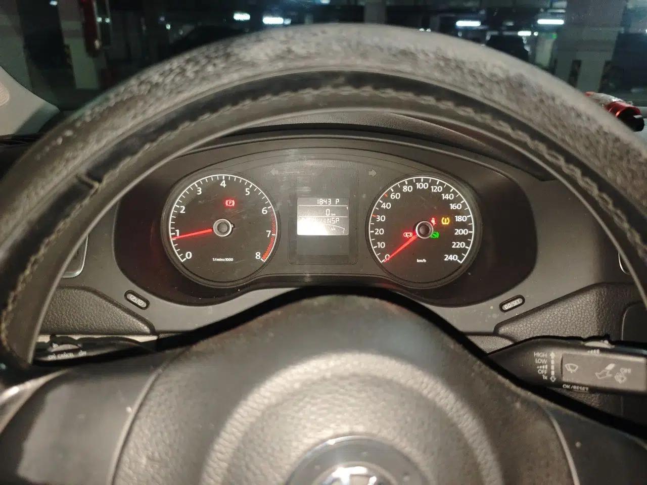 Volkswagen Sagitar 2014 1.6L Automatic Comfort Model — миниатюра 11
