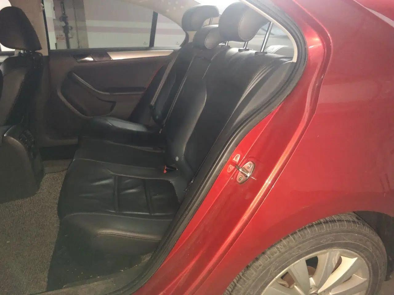 Volkswagen Sagitar 2014 1.6L Automatic Comfort Model — миниатюра 17