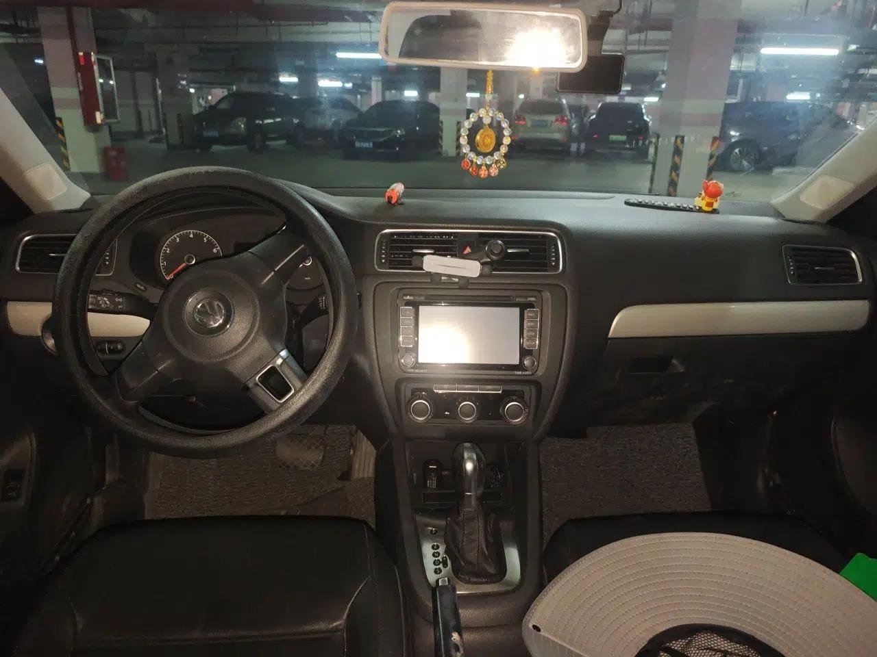 Volkswagen Sagitar 2014 1.6L Automatic Comfort Model — миниатюра 9