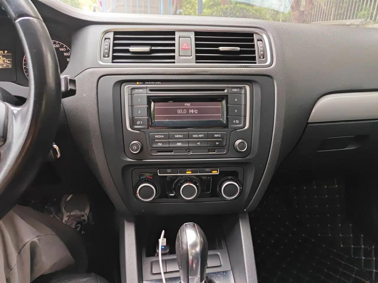 Volkswagen Sagitar 2014 Revised Version 1.6L Automatic Comfort Edition — миниатюра 13
