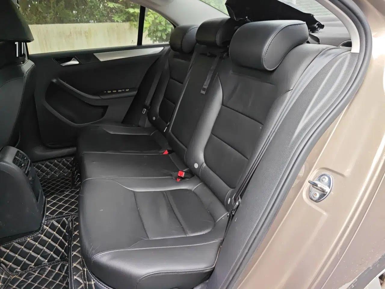 Volkswagen Sagitar 2014 Revised Version 1.6L Automatic Comfort Edition — миниатюра 17
