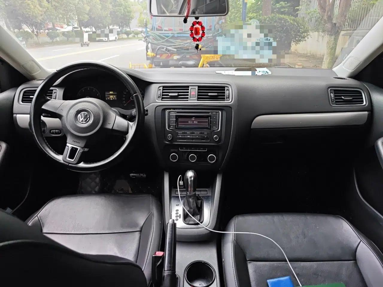 Volkswagen Sagitar 2014 Revised Version 1.6L Automatic Comfort Edition — миниатюра 9