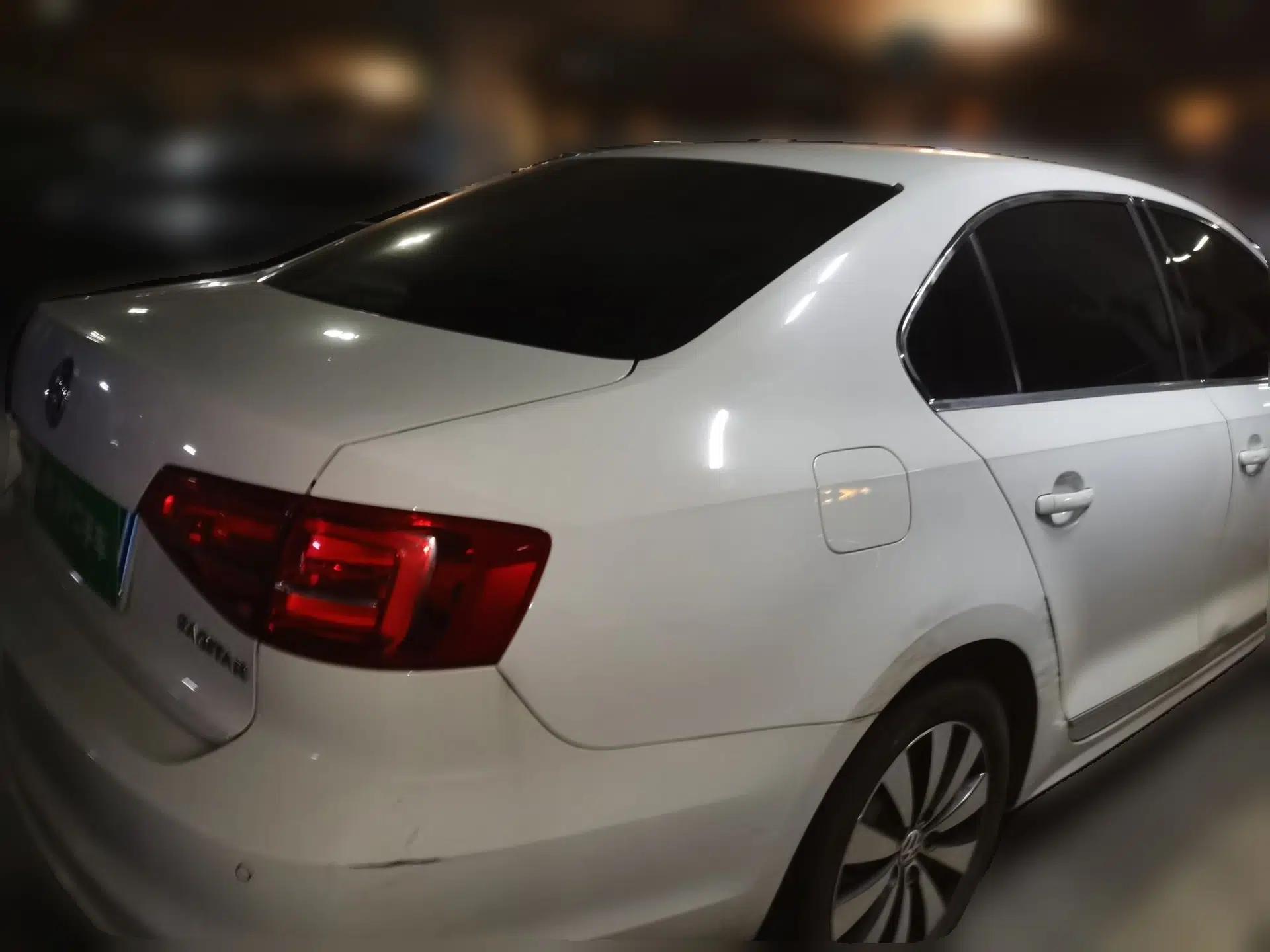 Volkswagen Sagitar 2017 1.6L Automatic Comfort Model — миниатюра 6