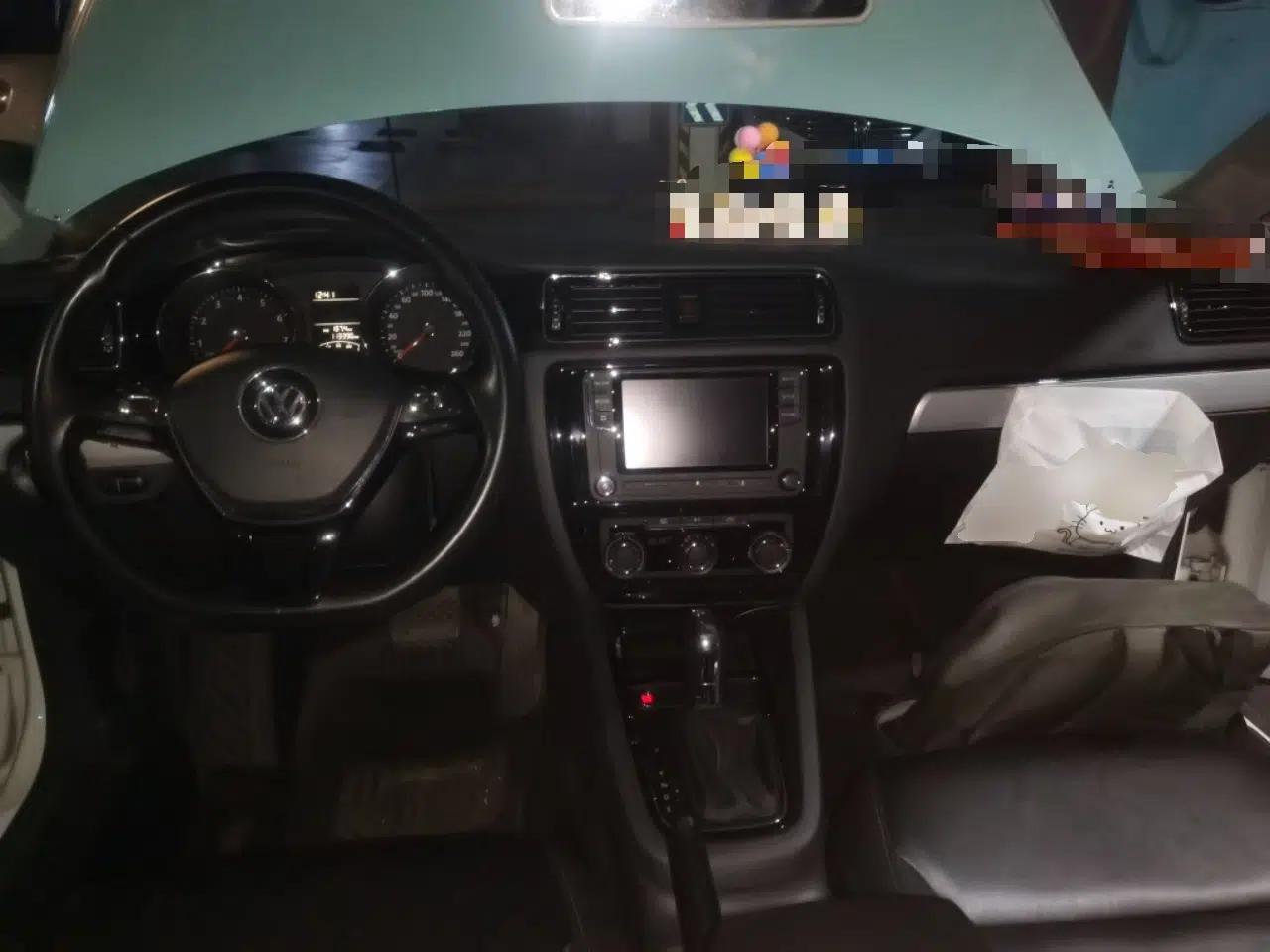 Volkswagen Sagitar 2017 1.6L Automatic Comfort Model — миниатюра 9